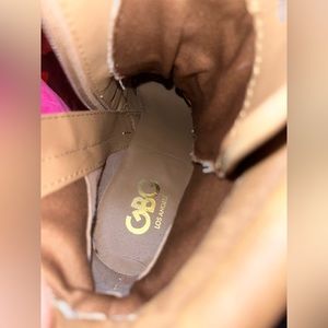 Beige woman’s heels size 8.5